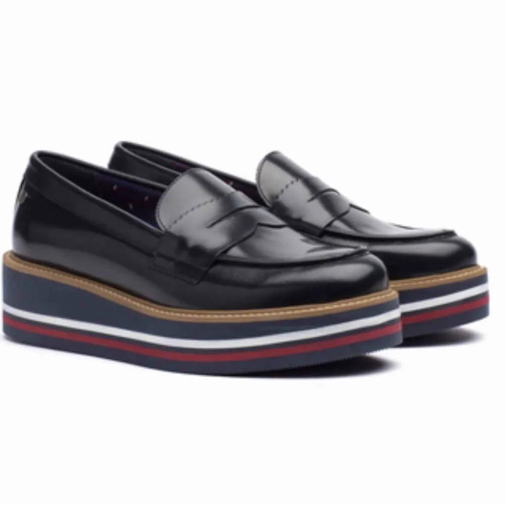 Nästintill oanvända Tommy Hilfiger plattform loafers, samma modell som första bilden förutom att det är ett grått streck istället för rött, se bild 2 💯 Köpare betalar frakt, kan mötas upp i linköping🙌🏼 Pris kan diskuteras vid snabb affär👀. Skor.