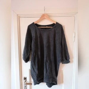  - Oversize grå tröja. Har haft till leggings och stor mysig halsduk. 