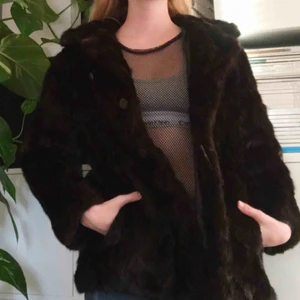  - En snygg mink pälsjacka perfekt för vintern och den kyliga hösten. Den är mörkbrun och i mycket bra skick. Frakt och pris kan diskuteras <3