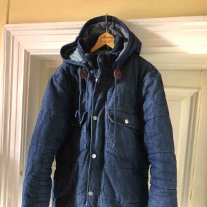  - Täckjacka med avtagbar luva från Levis i trevligt använt skick. Kan hämtas i Uppsala eller skickas mot fraktkostnad 