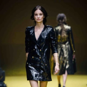  - Helt ny kappa, strl 38/40, prislappen sitter fortfarande kvar. Pris 600 SEK + 60kr frakt. 