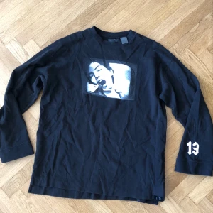  - 🚫RESERVERAD🚫Sweatshirt från Rihannas första Fenty-kollektion. Köpte den för 1200kr. Använd en gång och sen har den bara legat. Köparen står för frakt eventuellt 250kr vid snabb affär.