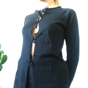  - Stickad kofta med snörning fram