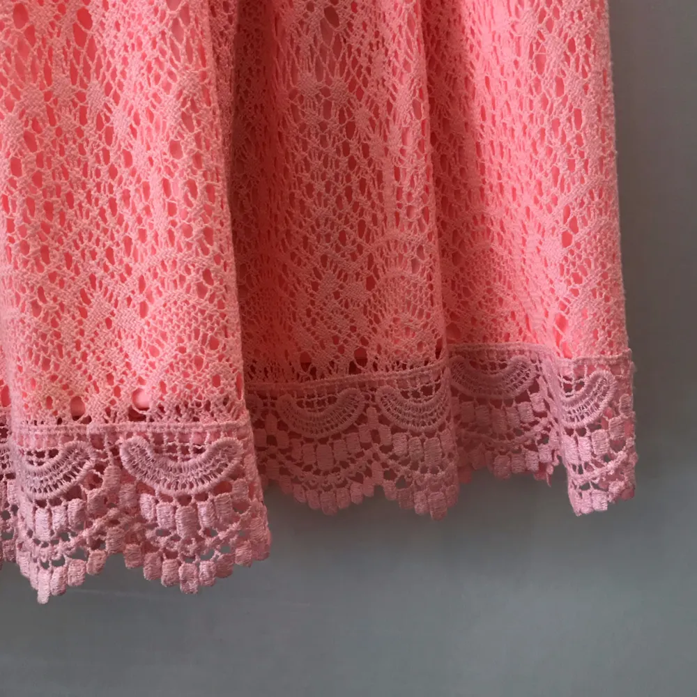 Fin klänning i en neon rosa nyans med otroligt fina detaljer🌸 Använd fåtal gånger - Bra skick!✨✨. Klänningar.