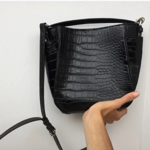  - SUUPERFIN handväska från Zara i svart orm/krokodilmönster (fejkfejk) med gammalrosa foder inuti. Finns ett långt och ett kort band. En helt perfekt festväska- allt viktigt får plats utan att väskan tar för mycket plats.  🐊🐍