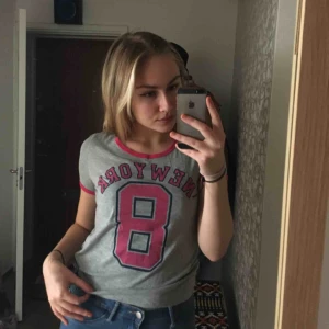  - T-shirt med rosa kanter <333 Säljer pga kommer aldrig till användning :// Strlk. S.  50kr 