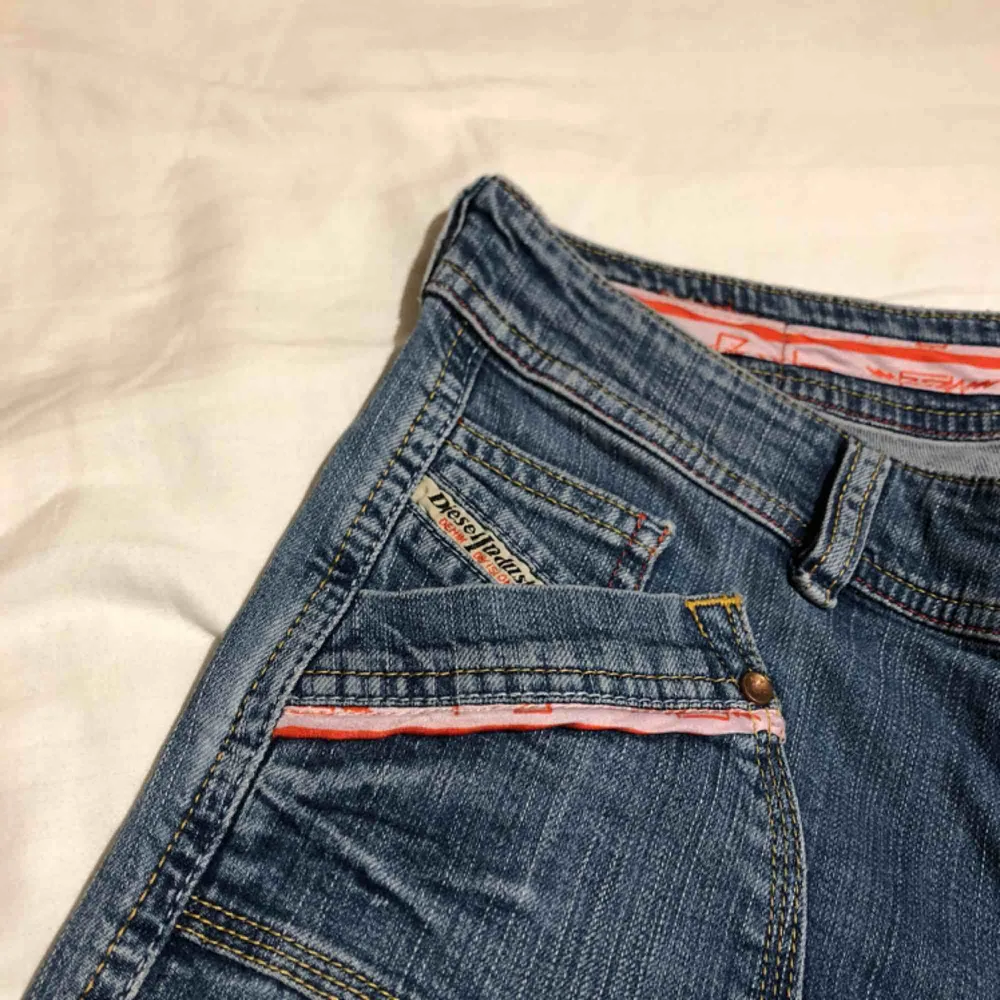 Utsvängda diesel jeans. Säljes pga för liten storlek. Sitter smickrande! Hyfsat stretchiga och super sköna.  94% bomull. 6% elastan.. Jeans & Byxor.
