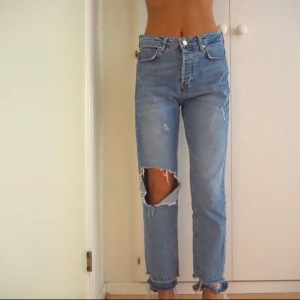  - Grymt snygga jeans med rakpassform från Mango. En liten tandkrämsfläck på högra låret som troligen går att få bort - därav det låga priset. 