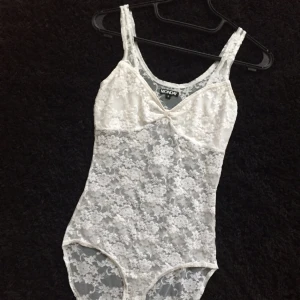  - Vitspets Body från Monki. Stretchig. Stl S