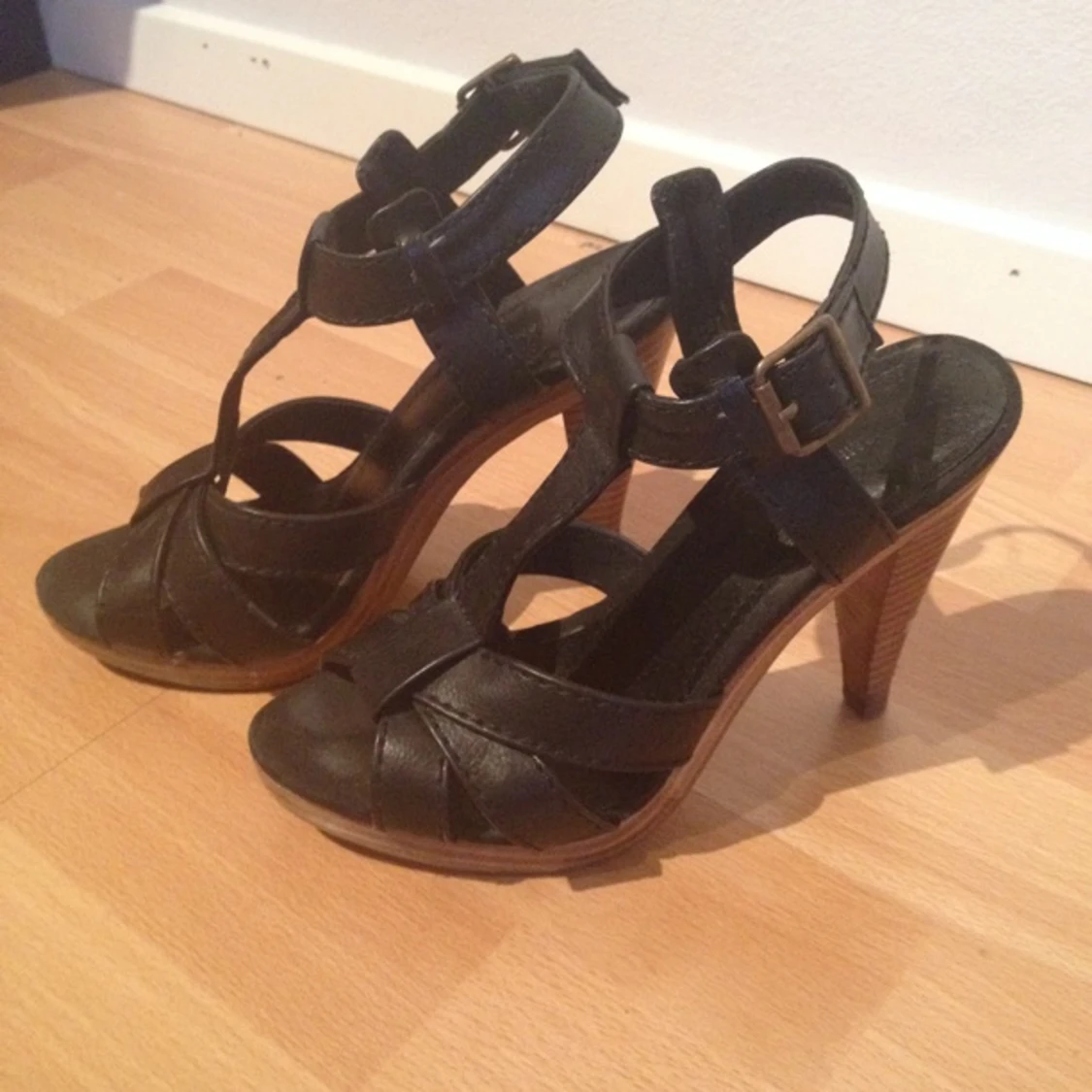 Svarta sandaletter fr H&M, använda 1 ggn. 11,5 cm klack. Nypris 299 kr.  - 1391611429