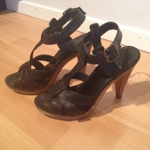 Svarta sandaletter fr H&M, använda 1 ggn. 11,5 cm klack. Nypris 299 kr.  - Svarta sandaletter fr H&M, använda 1 ggn. 11,5 cm klack. Nypris 299 kr. 