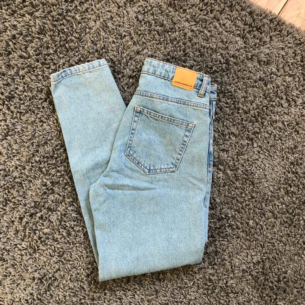 Mom jeans från zara. Använda ett fåtal gånger.. Jeans & Byxor.