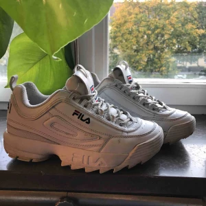  - Fila disprutors köpta för ca ett år sedan! Inte så jätteanvända men ändå rätt så slitna. Nypris 1195kr, kan mötas upp annars står köparen för frakten:) 