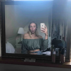  - Säljer min crop top tröja från zara, fint skick samt knappt använd. Köparen står för frakt. 