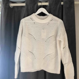  - En helt ny vit stickad tröja med prislapp kvar köpt på only,  aldrig använd och köpare står för frakt eller möts upp