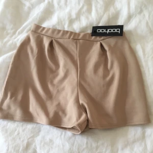  - Beige shorts från ”boohoo” aldrig använda. Jag har storlek S/M och den passar mig bra. 