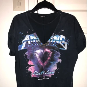  - En t- shirt från Gina super cool och bekväm