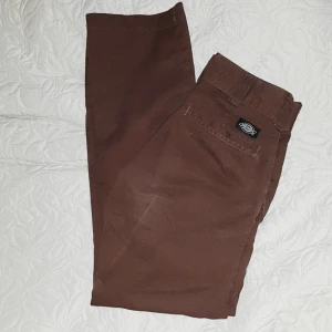  - Bruna jättefina dickies industrial pants, kommer inte till användning då de tyvärr är för små för mig :(