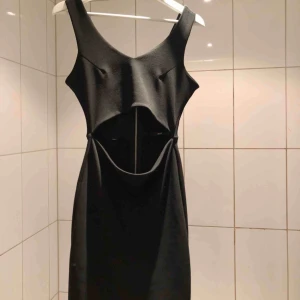  - Säljer nu min klänning från bikbok, har bara haft den på mig en gång:) 