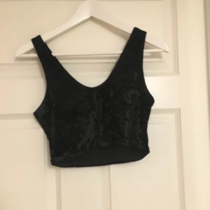  - Svart linne, är sen storlek M men skulle säga att den motsvarar en S!