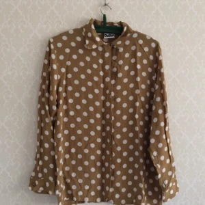  - 🍂Finaste vintage blusen🍂 • Ouiset • Storlek 38, snygg som oversize • 100% viskos  • Köpt 2hand, fint skick! Ej hittat några skavanker. Legat nerpackad en längre tid så tvätt rekommenderas. • FRAKT: 39kr blått kuvert 