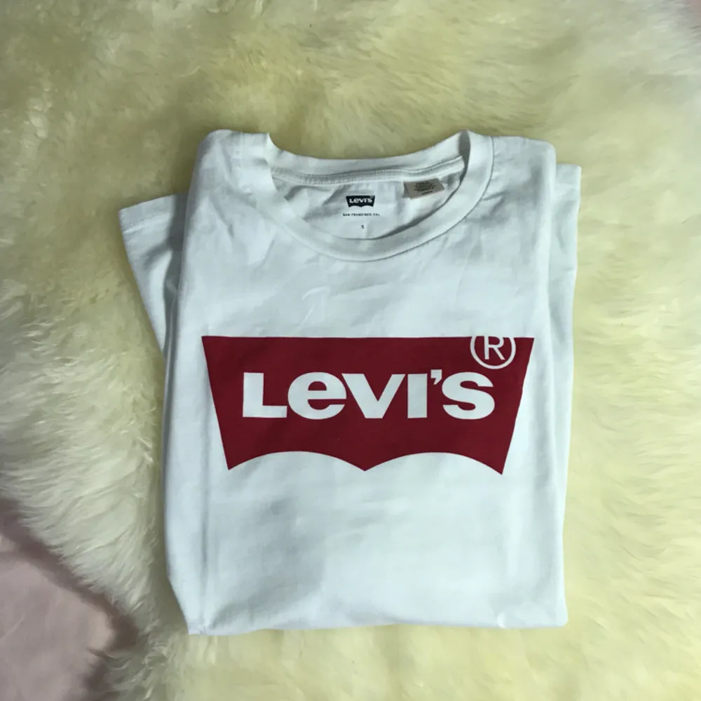 Långärmad t-shirt från Levi’s, använd typ 5 gånger så är nästan i nyskick. Frakt tillkommer!. T-shirts.