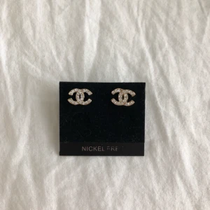  - Chanel örhängen, fejk. Nickel fria! Köpte för 300kr men har aldrig användt. 100kr, jag står för frakten! 