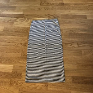  - Knälång randig kjol. Inklusive frakt