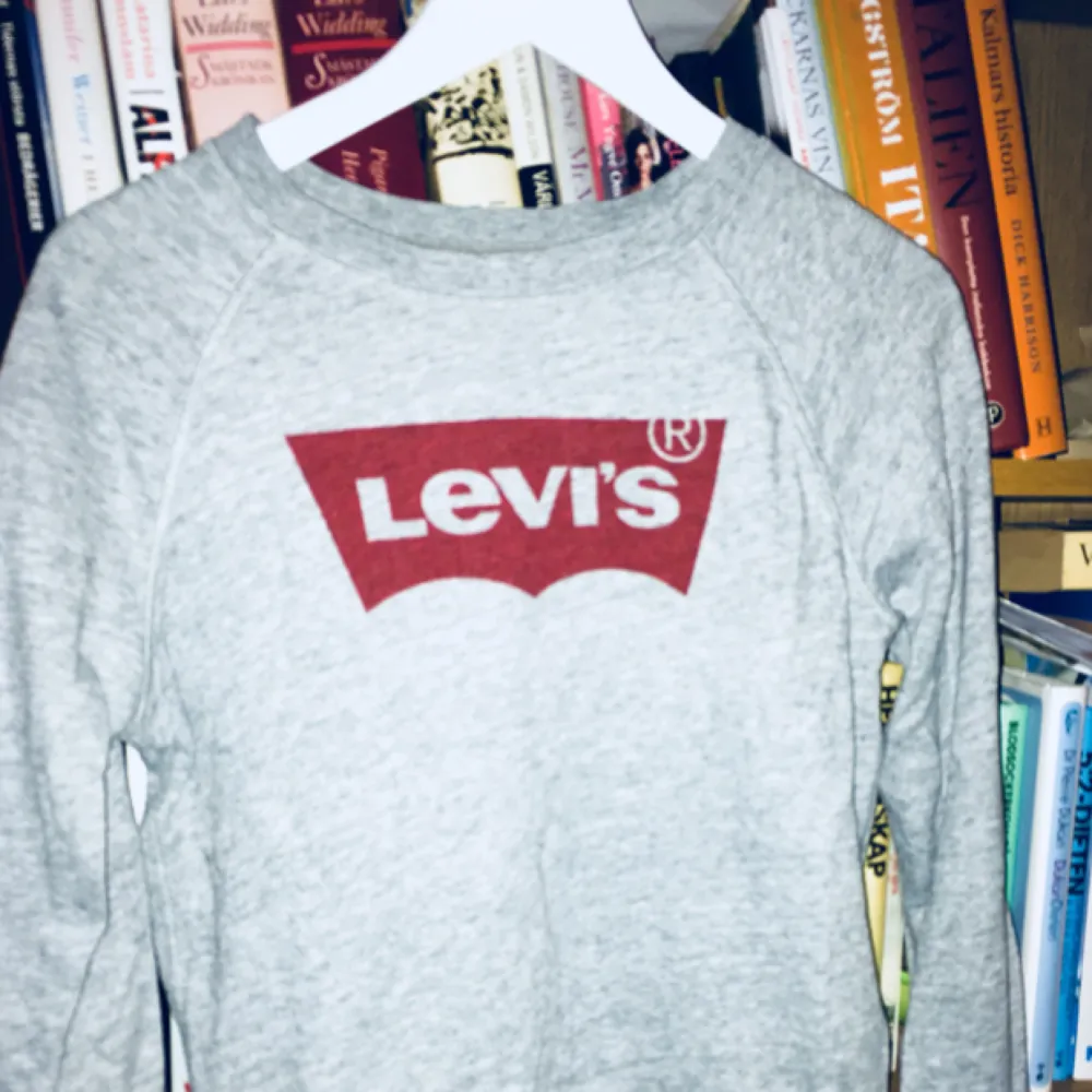 En levi’s tröja som är så snygg!! säljes för den är tyvärr lite för kort i ärmarna på mig:/// *crying* menmen . Tröjor & Koftor.