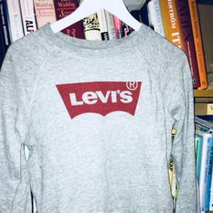En levi’s tröja som är så snygg!! säljes för den är tyvärr lite för kort i ärmarna på mig:/// *crying* menmen 