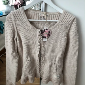  - Kofta med dragkedja från Odd Molly. I toppskick, ny med prislappar kvar. Inköpt för ca 1 år sen men inte riktigt min stil så den har bara hängt i garderoben. Nypris: 1695kr 