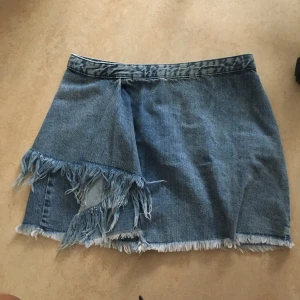  - En jeanskjol från zara som köptes förra året. Jätte bra kvalite. Inte använd för den är för stor på mig för min midja är ganska smal. Frakten betalas av köparen 