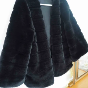  - Säljer en mysig svart jacka i fuskpäls. Köpt förra året online för 900kr. Den är i storlek S. Lite trasig invärtes, själva innertyget vid början av ärmen har gått sönder men det är inget som syns eller som gör plagget mindre användbart.