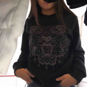  - Snygg Kenzo sweatshirt!   Superskön och snygg, ett måste i garderoben. Passar till både ljusa som mörka jeans osv.  Vid frågor är det bara att höra av sig. 600kr inklusive frakt, men går även att hämta.   