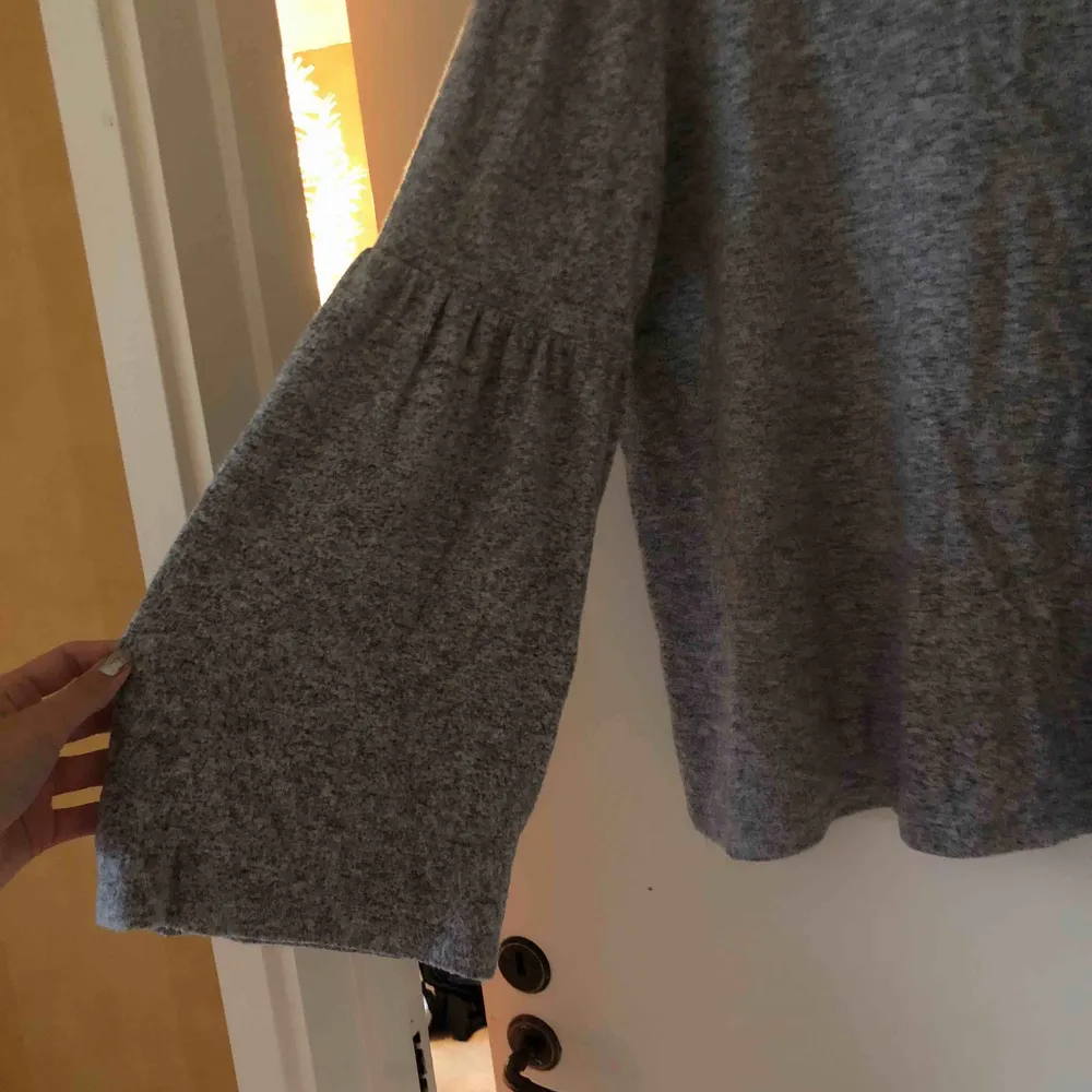Så fin grå mysig hösttröja från Zara med flare ärmar!🌸 perfekt skick!. Tröjor & Koftor.