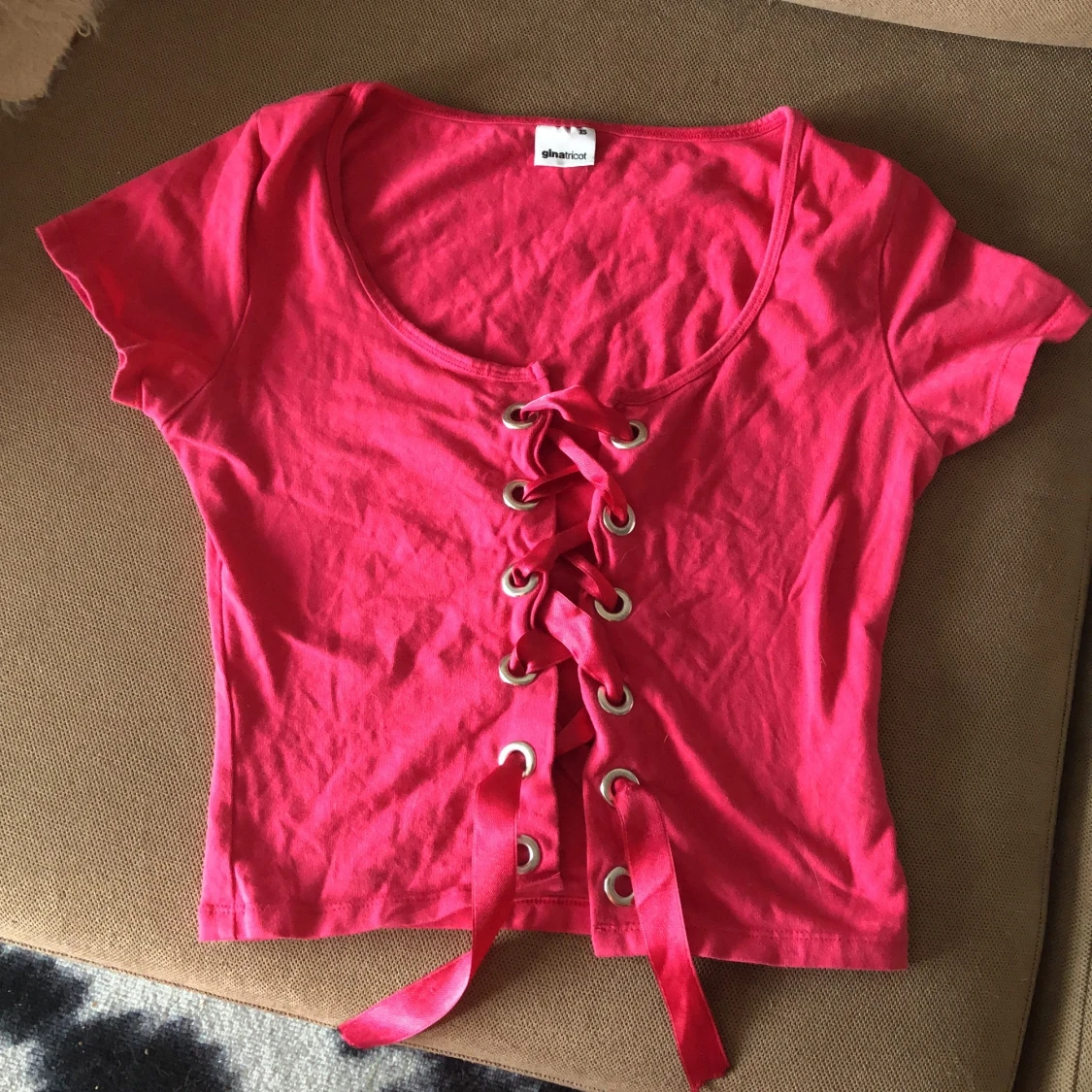 Röd topp med snörning