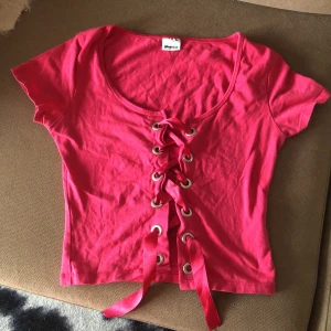 Röd topp med snörning - Jätteskön och snygg magtopp . Sitter väldigt bra och formar kroppen 😍.