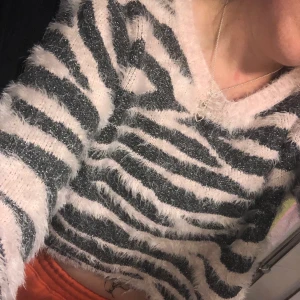 Rosa tiger tröja  - Djur / tiger tröja . Stickad mjuk:) storlek kids 158/164 XS liten S 💕☺️ ljusrosa med glitter .