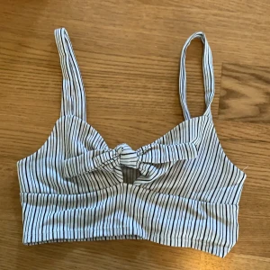 Randig topp  - Så fin topp från Pull & Bear i storlek S