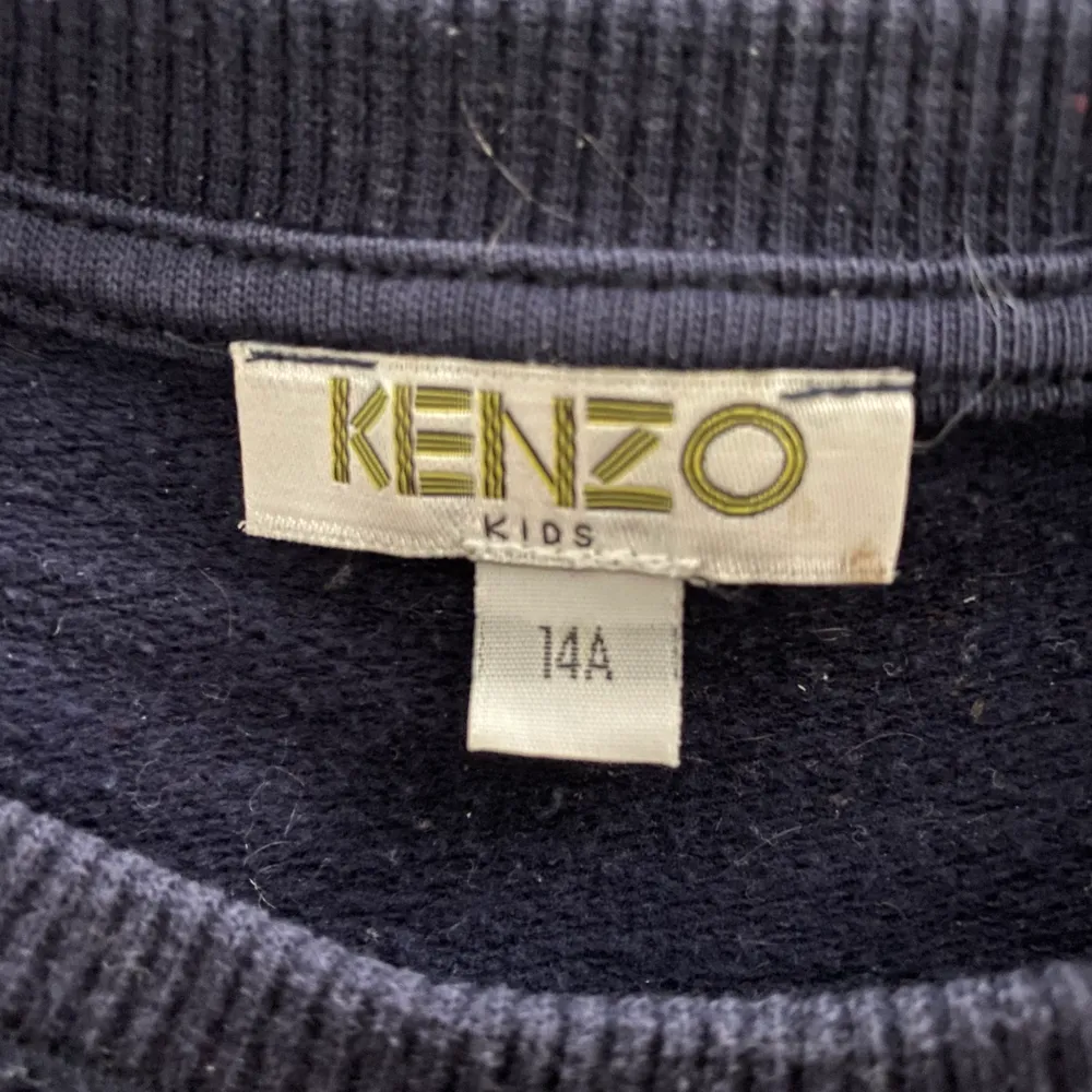 Hej, jag säljer en kenzo tröja i barn storlek 14A men passar mig som vanligtvis är en xs/s. Den är mörkblå och köpt på nk. Säljer den för 400kr ink spårbar frakt.. Tröjor & Koftor.