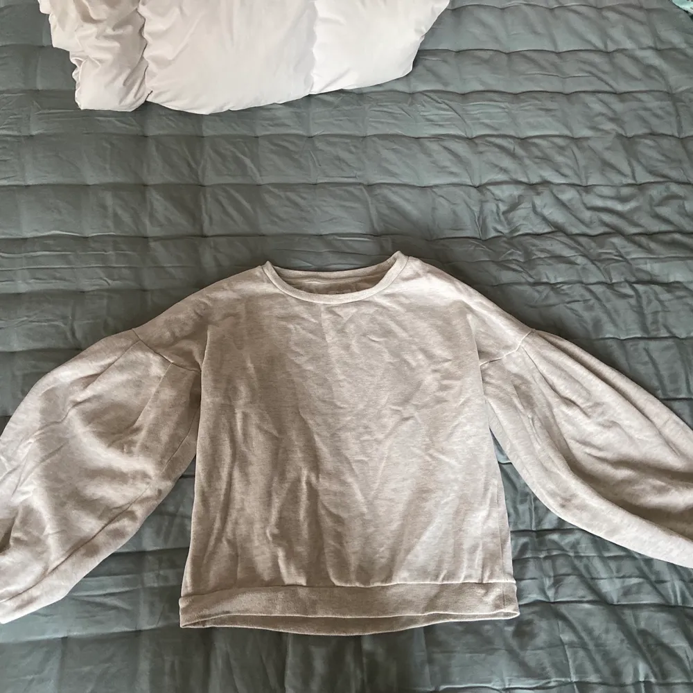 Så mjuk och härlig sweatshirt från Only. Har blivit använd två gånger! Frakt: 70kr. Tröjor & Koftor.
