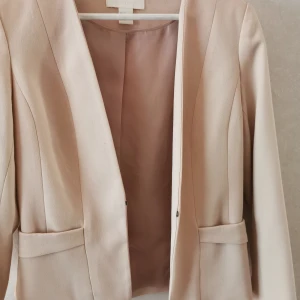 Kavaj - Kavaj från HM 💗 Storlek 36. Säljer denna för 150kr. Frakt ingår💕💕