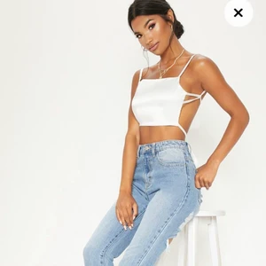 Satin topp som är backless - Säljer min fina topp från Pretty Little Thing. Har ej haft användning för den eftersom den är för liten. Bara testat den!  Intresserad? Kontakta mig 😊  Köparen står för frakt på 63kr