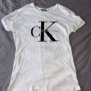 T-shirt från Calvin Klein i storlek S. Använd några gånger men fint skick. Köpt för 299kr. Priset är inkluderat frakt.