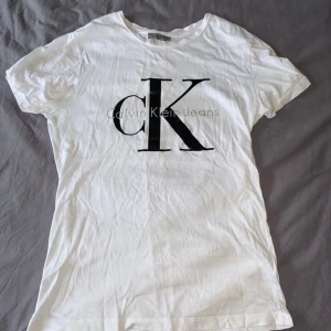 T-shirt från Calvin Klein  - T-shirt från Calvin Klein i storlek S. Använd några gånger men fint skick. Köpt för 299kr. Priset är inkluderat frakt.