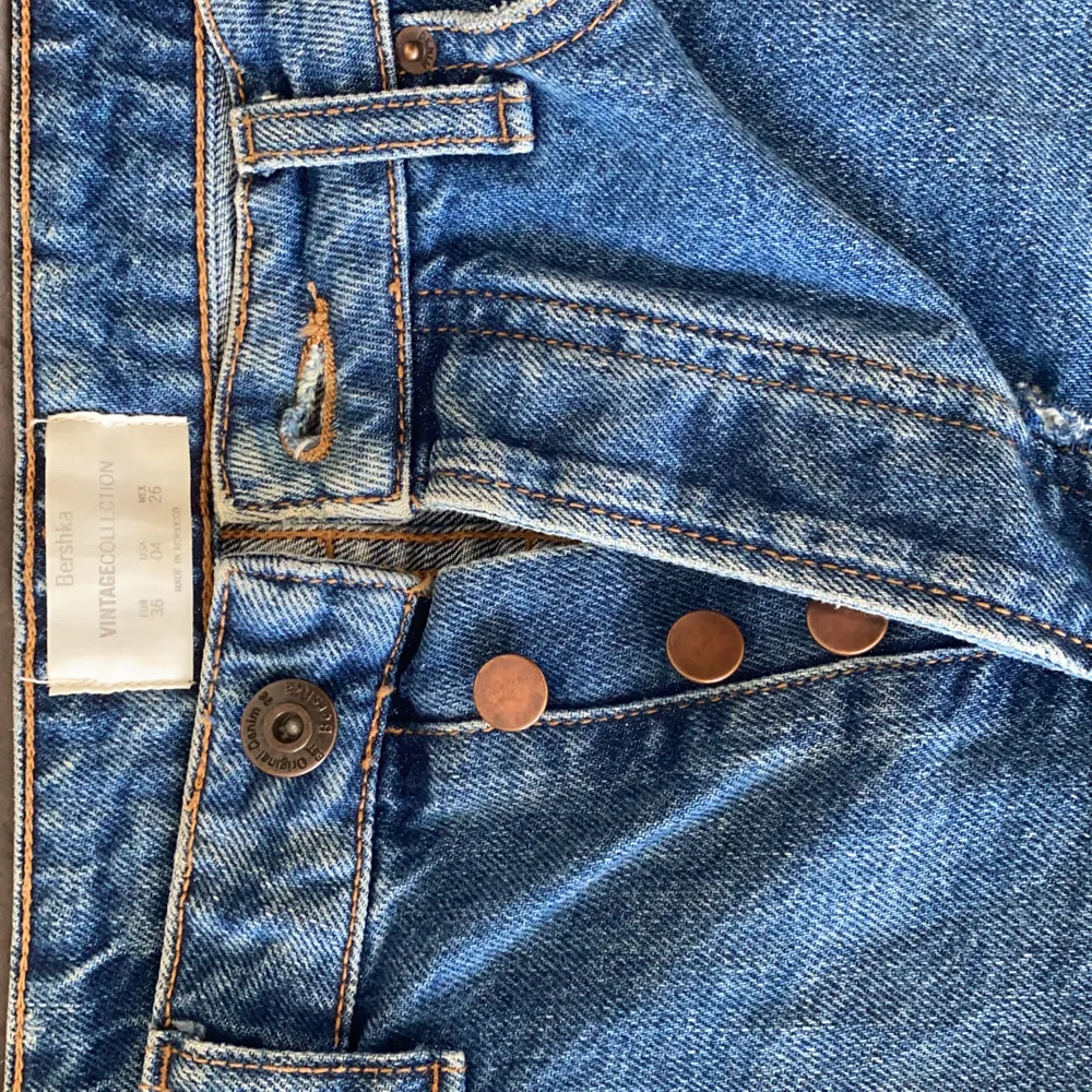 säljer min favorit jeanskjol från Bershka då den inte längre används. Sitter lite stort på mig i midjan som är xs/s men funkar med skärp om man gillar det. Använd men i fint skick! Frakt tillkommer⭐️⭐️. Kjolar.