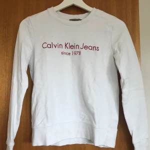 Vit sweatshirt från Calvin Klein  - Snygg och skön sweatshirt från Calvin Klein jeans i jätte fint skick. Storleken är xs 