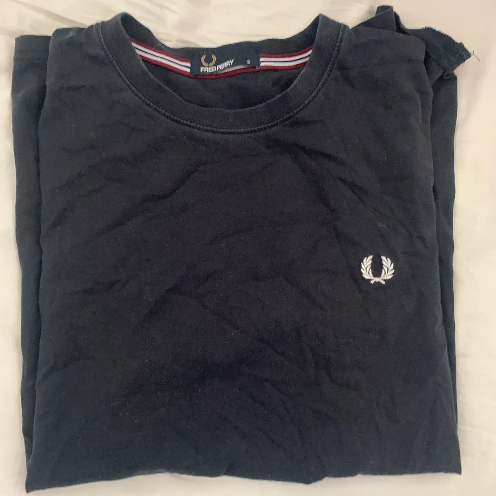 Fred perry t-shirt i lite mer vintage condition. Storlek S. T-shirts.