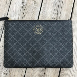 Malene Birger clutch  - Köptes ny till balen men har tyvärr inte använt den mycket sen dess:( så gott som ny!