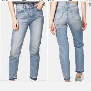 Jeans från Junkyard som är raka i modellen med snygga detaljer. Helt oanvända med lappen kvar, inte ens testade☺️ Frakt tillkommer!!